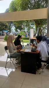 Klinik UGM 24 Jam (Klinik Dokter Keluarga Korpagama) melaksanakan promosi dan sosialisasi kesehatan selama acara pembagian jas almamater untuk mahasiswa baru di Universitas Gadjah Mada (UGM).